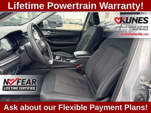 Used 2024 Jeep Grand Cherokee Laredo image 13