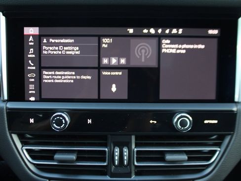 Used 2025 Porsche Macan image 28