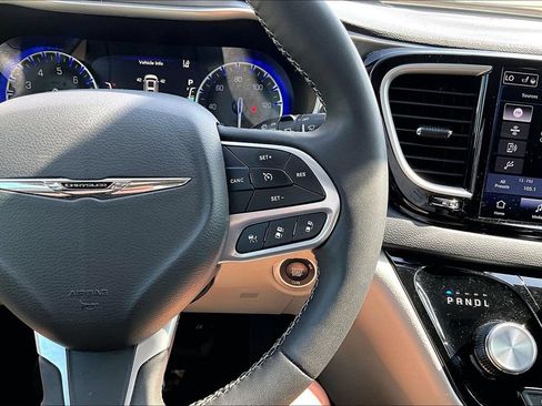 Used 2023 Chrysler Pacifica Touring-L FWD image 18