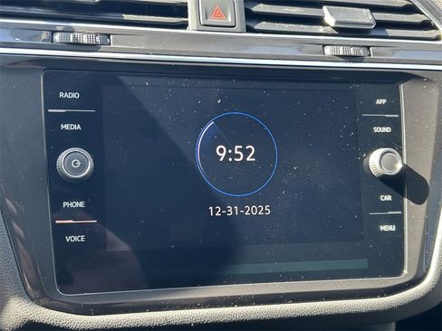 Used 2022 Volkswagen Tiguan SE image 34