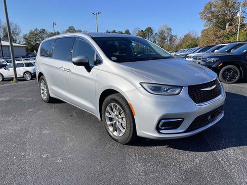 Used 2023 Chrysler Pacifica Touring-L image 2