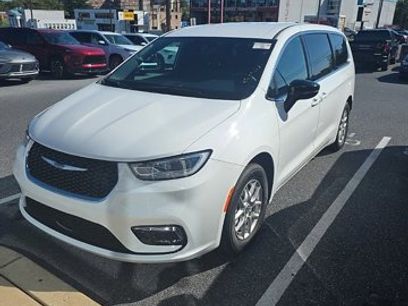 Used 2025 Chrysler Pacifica Select