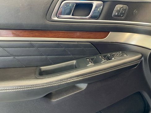 Used 2019 Ford Explorer Platinum image 12