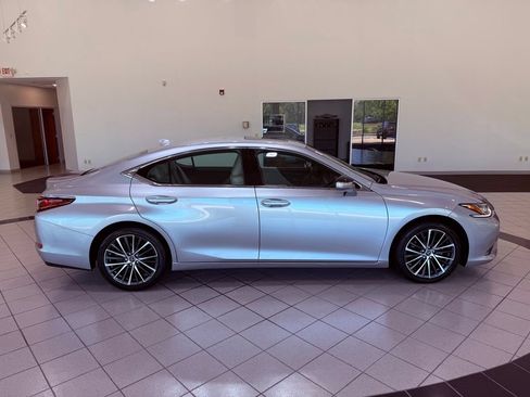 Used 2023 Lexus ES 350 w/ Premium Package FWD image 8