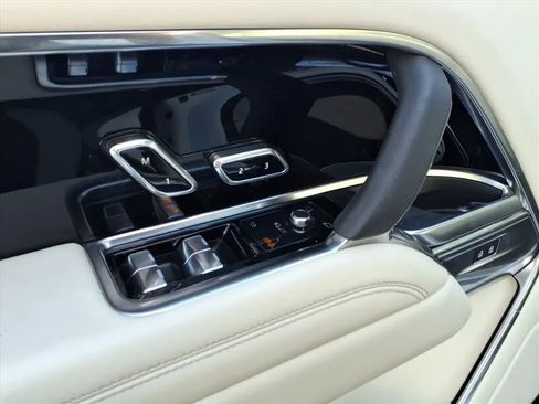 Used 2023 Land Rover Range Rover SE image 25