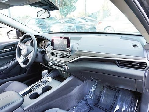 Used 2025 Nissan Altima 2.5 SV FWD image 10