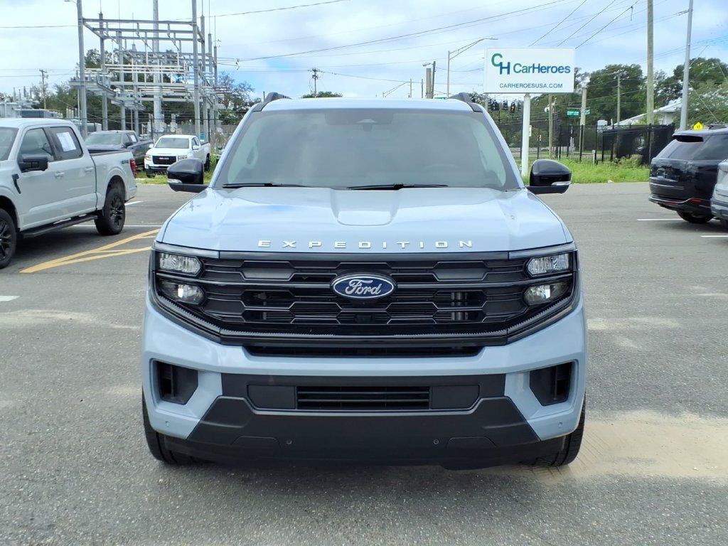 Used 2025 Ford Expedition Active RWD image 2