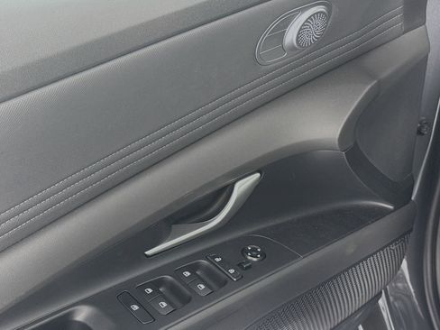 Used 2023 Hyundai Elantra Limited w/ Preferred Accessory Package FWD image 18