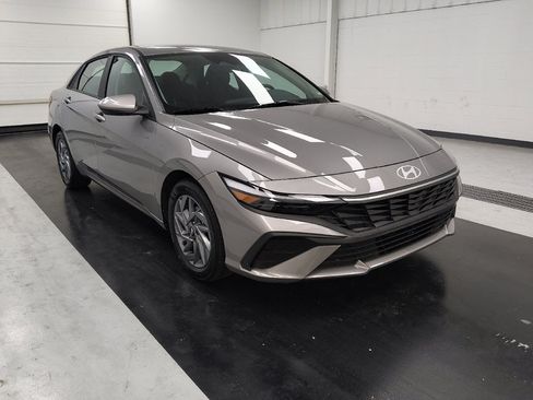 Used 2025 Hyundai Elantra Hybrid FWD image 13