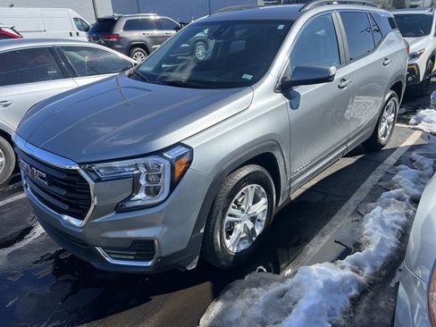 Used 2023 GMC Terrain SLE w/ Driver Convenience Package image 2