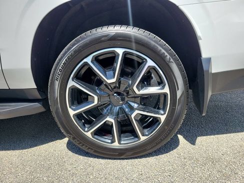 Used 2022 Chevrolet Suburban RST w/ Luxury Package AWD/4WD image 5