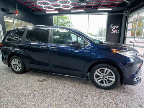 Used 2023 Toyota Sienna Limited image 5