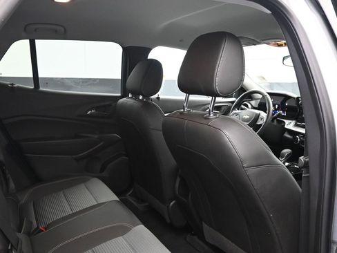 Used 2025 Chevrolet Trax LT w/ LT Convenience Package image 18