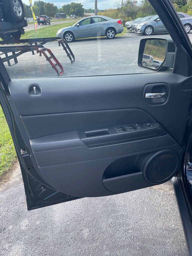 Used 2016 Jeep Patriot Latitude FWD image 10
