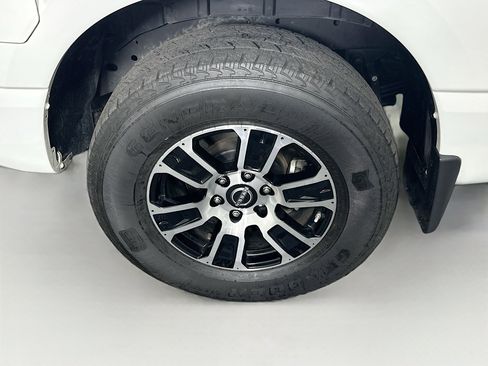 Used 2024 Nissan Titan SV w/ SV Convenience Package image 11