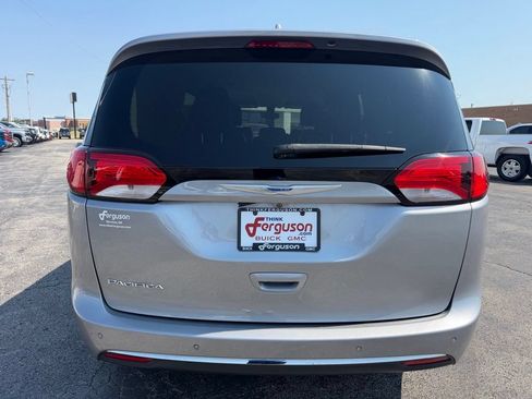 Used 2018 Chrysler Pacifica Touring-L w/ Tire & Wheel Group FWD image 16