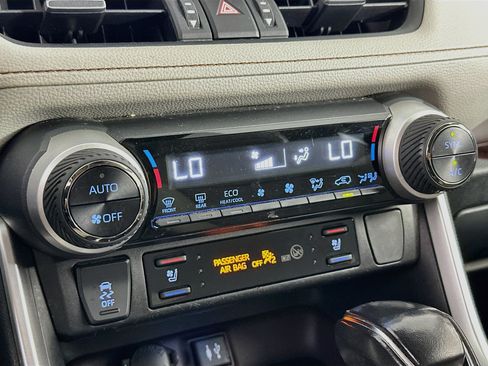 Used 2019 Toyota RAV4 Limited AWD/4WD image 24