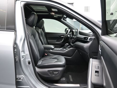 Used 2021 Toyota Highlander XSE FWD image 13