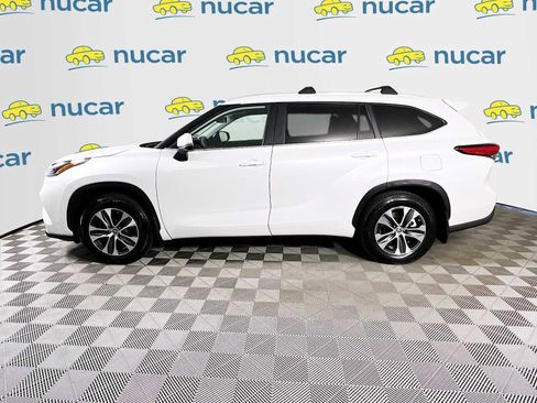 Used 2023 Toyota Highlander XLE image 4