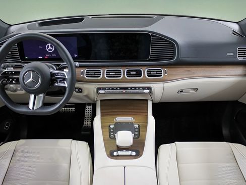 Used 2026 Mercedes-Benz GLS 580 4MATIC image 17