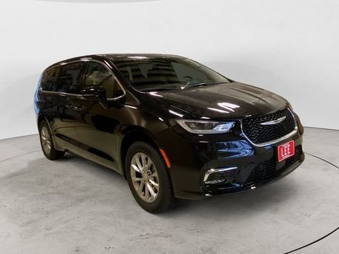 New 2026 Chrysler Pacifica Select image 8