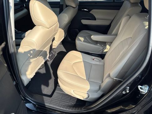 Used 2023 Toyota Highlander XLE FWD image 27