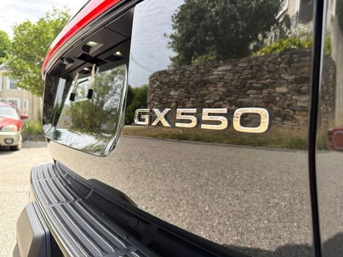 Used 2025 Lexus GX 550 w/ Accessory Package (2T) AWD/4WD image 12