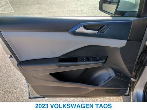 Used 2023 Volkswagen Taos SE w/ Panoramic Sunroof Package image 12