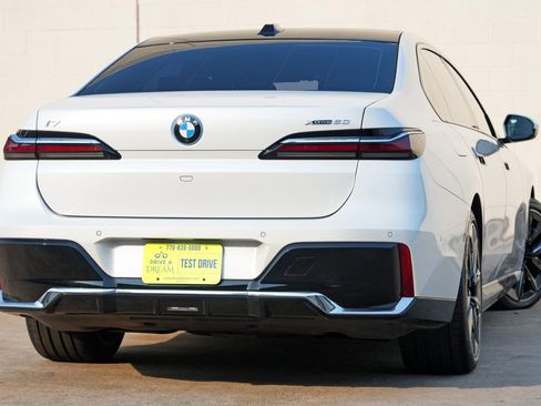 Used 2023 BMW i7 xDrive60 w/ Executive Package 2 AWD/4WD image 5