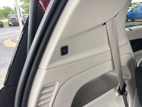 Used 2023 Chrysler Pacifica Limited FWD image 13