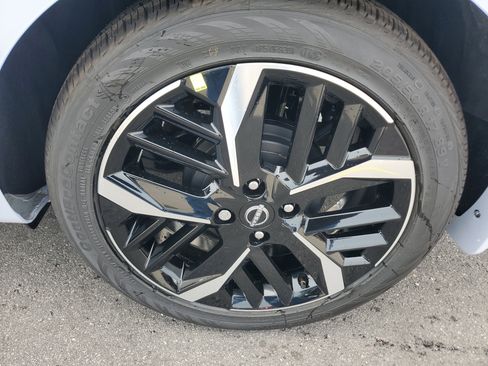 New 2025 Nissan Versa SR w/ Trunk Package image 8