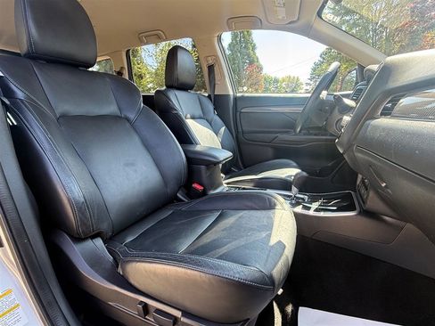 Used 2020 Mitsubishi Outlander FWD image 20