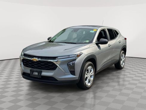 Used 2024 Chevrolet Trax LS w/ Driver Confidence Package FWD image 3