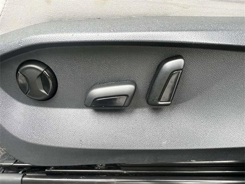 Used 2022 Volkswagen Tiguan SE image 16