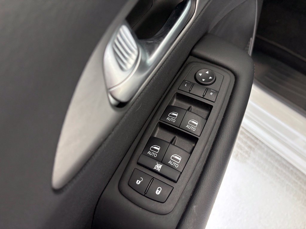 Used 2025 Chrysler Pacifica Select FWD image 28