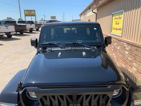 Used 2019 Jeep Wrangler Unlimited Sahara AWD/4WD image 8