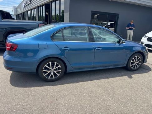 Used 2017 Volkswagen Jetta SE FWD image 3