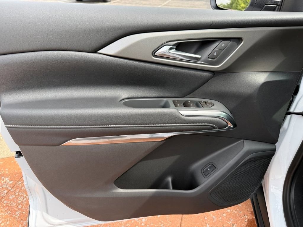 New 2027 Chevrolet Traverse LT w/ Driver Confidence Package FWD image 9