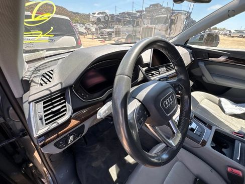 Used 2019 Audi Q5 2.0T Premium Plus w/ Premium Plus Package AWD/4WD image 2