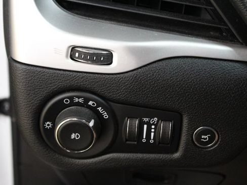 Used 2016 Jeep Cherokee Limited w/ Luxury Group AWD/4WD image 15