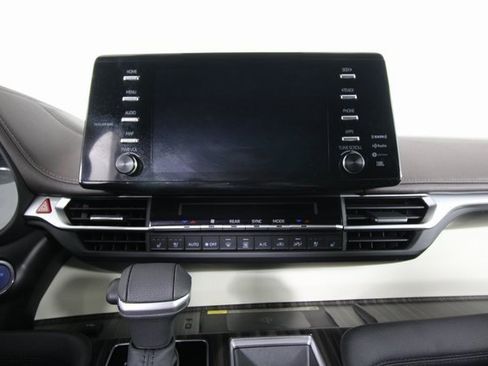 Used 2024 Toyota Sienna Platinum image 15