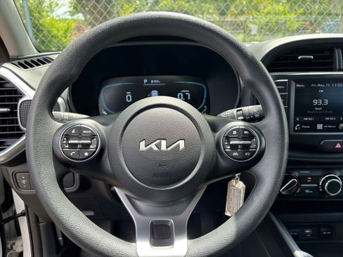 Used 2025 Kia Soul LX w/ LX Technology Package FWD image 25