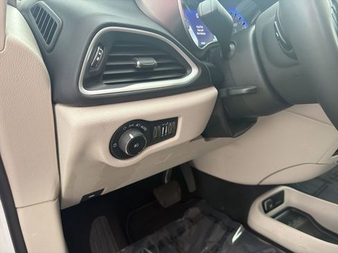 Used 2024 Chrysler Pacifica Touring-L image 16