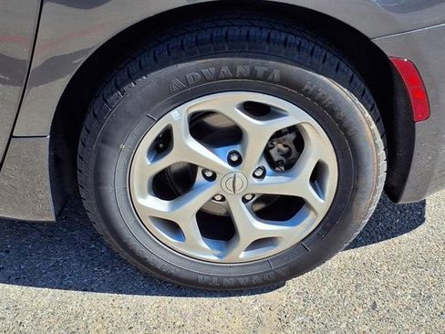Used 2023 Chrysler Pacifica Limited FWD image 31