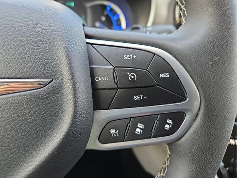 Used 2024 Chrysler Pacifica Limited FWD image 22