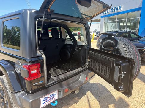Used 2023 Jeep Wrangler Unlimited Sahara w/ Cold Weather Group AWD/4WD image 11