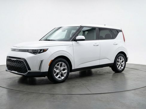Used 2025 Kia Soul LX w/ LX Technology Package FWD image 3