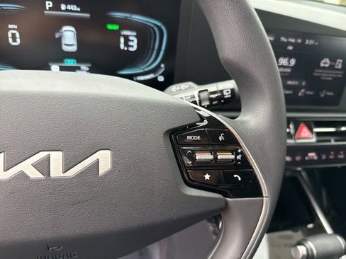 Used 2025 Kia Niro LX image 23