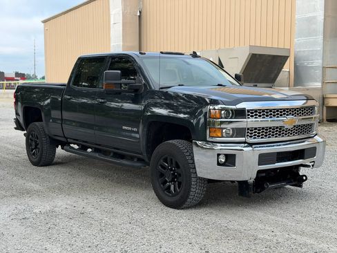 Used 2019 Chevrolet Silverado 2500 LT AWD/4WD image 3