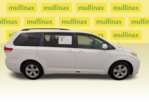 Used 2013 Toyota Sienna LE image 2